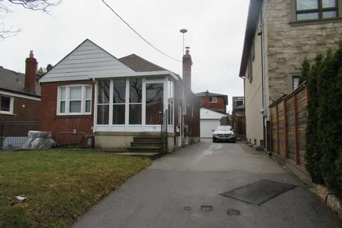 12 Stephen Drive, Toronto, ON M8Y 3M5