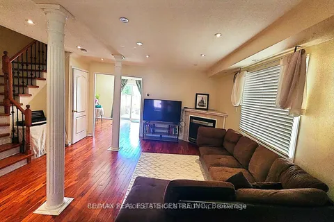 717 Dolly Bird Lane, Mississauga, ON L5W 1C7