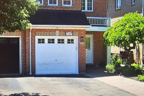 717 Dolly Bird Lane, Mississauga, ON L5W 1C7