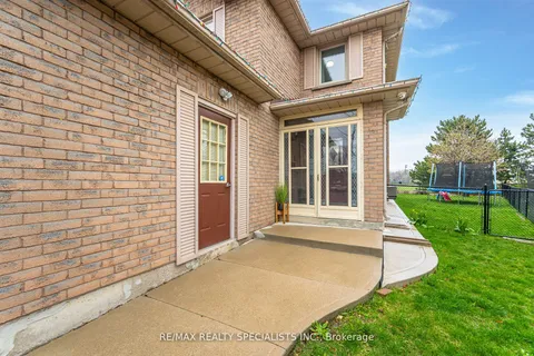 8 Drayglass Court, Brampton, ON L6Z 4E9