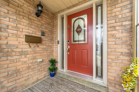 8 Drayglass Court, Brampton, ON L6Z 4E9