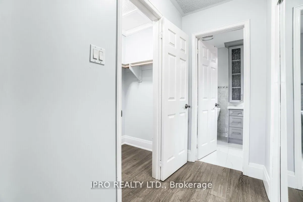 1136 Springwater Crescent, Mississauga, ON L5V 1G3