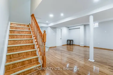 1136 Springwater Crescent, Mississauga, ON L5V 1G3