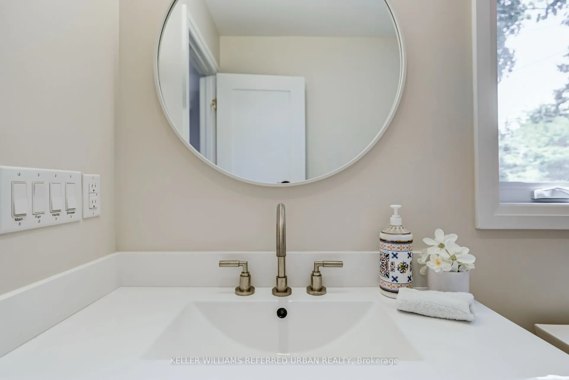 399 Lake Promenade, Toronto, ON M8W 1C3