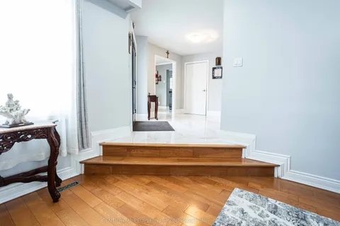 32 Madrid Crescent, Brampton, ON L6S 2X4