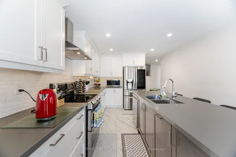 2 Bramoak Crescent, Brampton, ON L7A 1T7