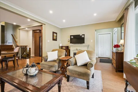 2033 Saxon Road, Oakville, ON L6L 2V1