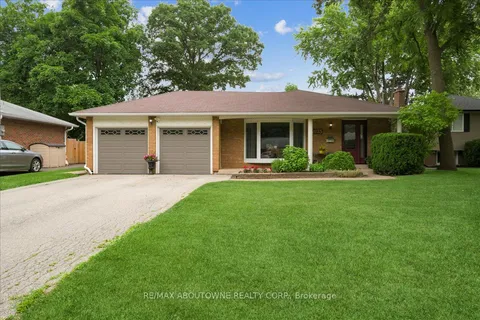 2033 Saxon Road, Oakville, ON L6L 2V1