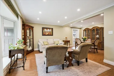 2033 Saxon Road, Oakville, ON L6L 2V1