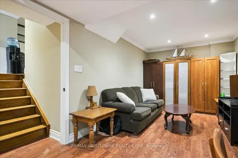 2033 Saxon Road, Oakville, ON L6L 2V1