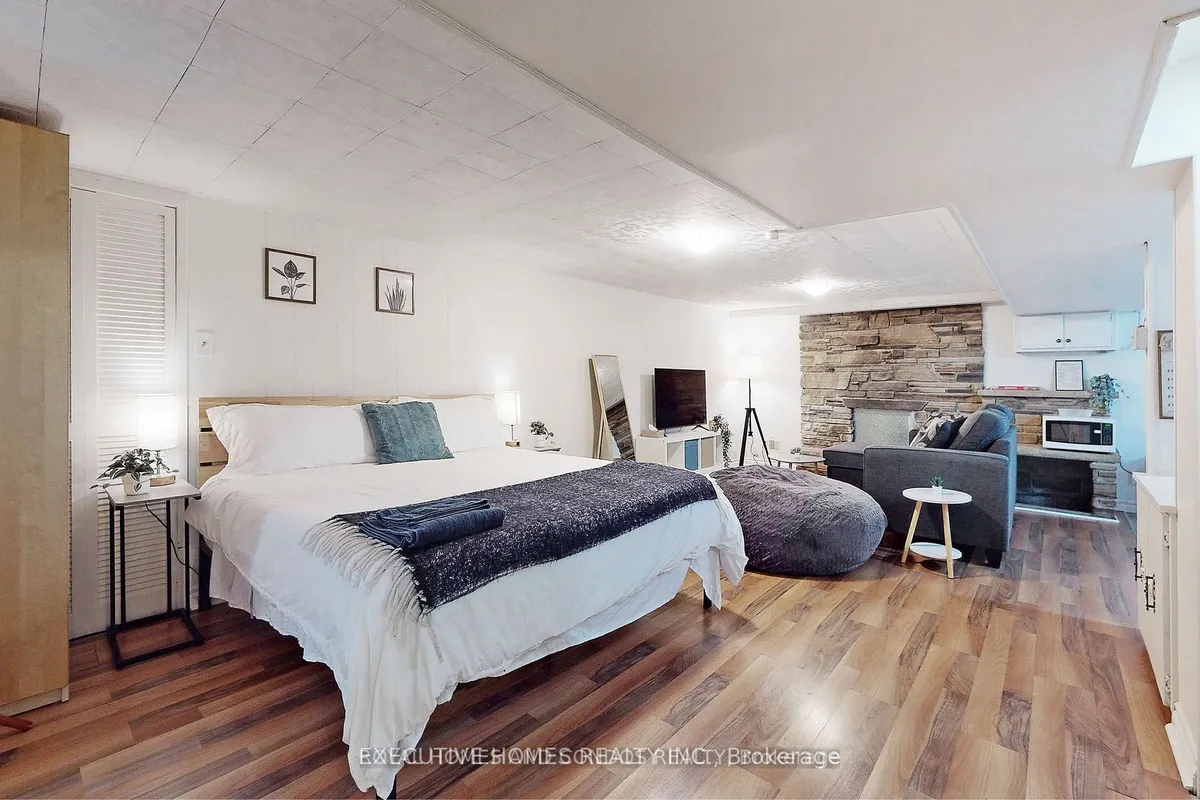 2221 Ghent Avenue, Burlington, ON L7R 1Y6