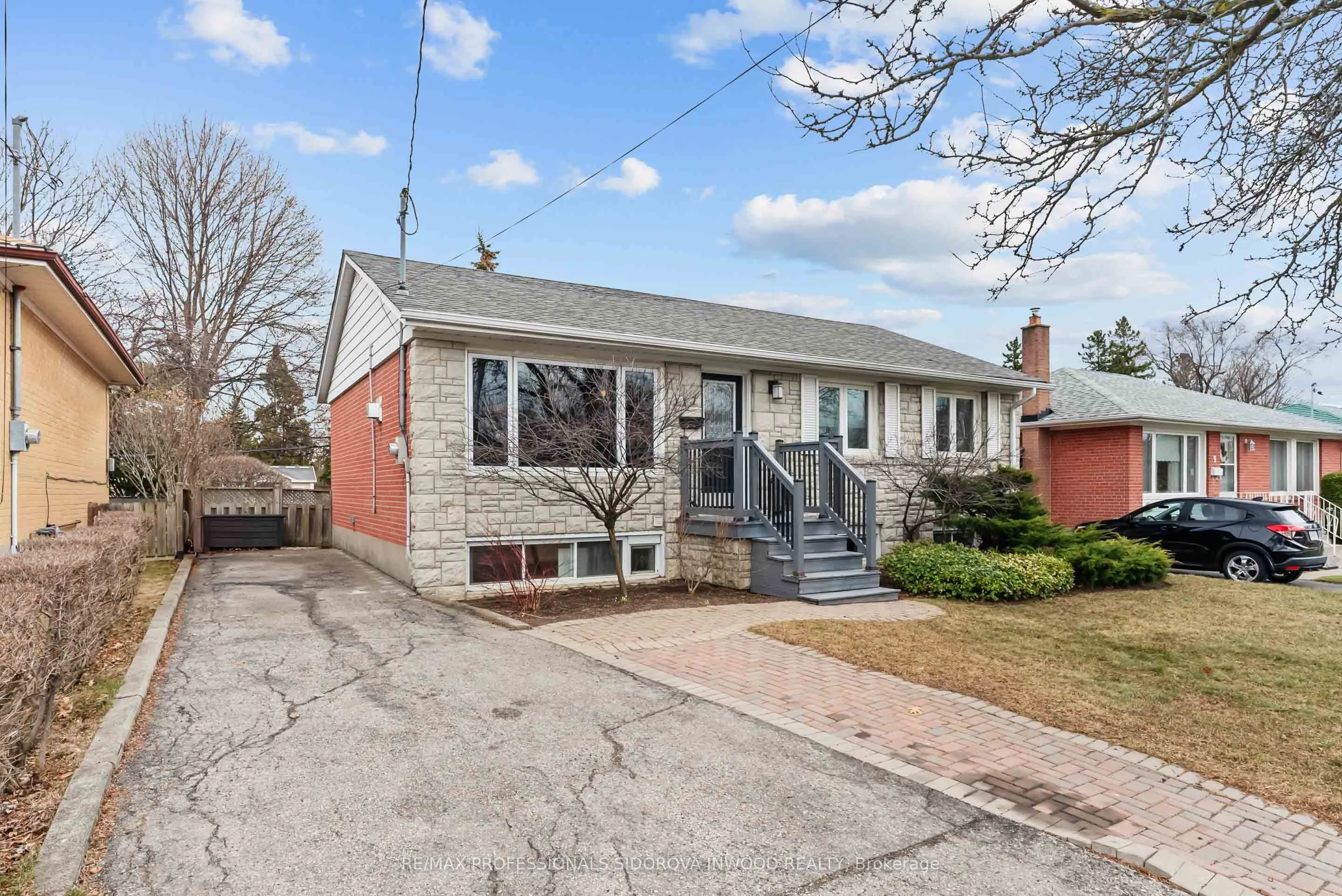 7 Mcmanus Road, Toronto, ON M9P 2J9