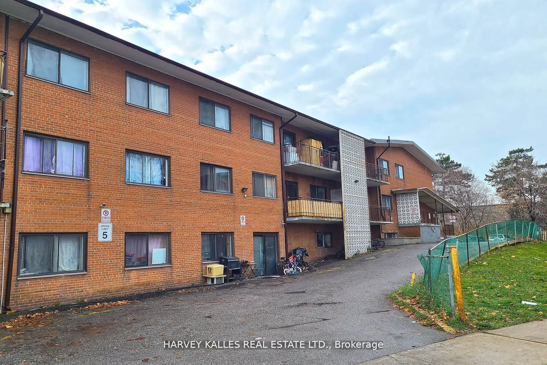 80 Blackfriar Avenue, Toronto, ON M9R 3S9