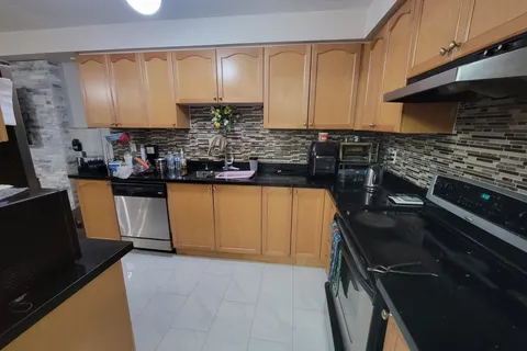 18 Seed Court, Brampton, ON L6X 5E4