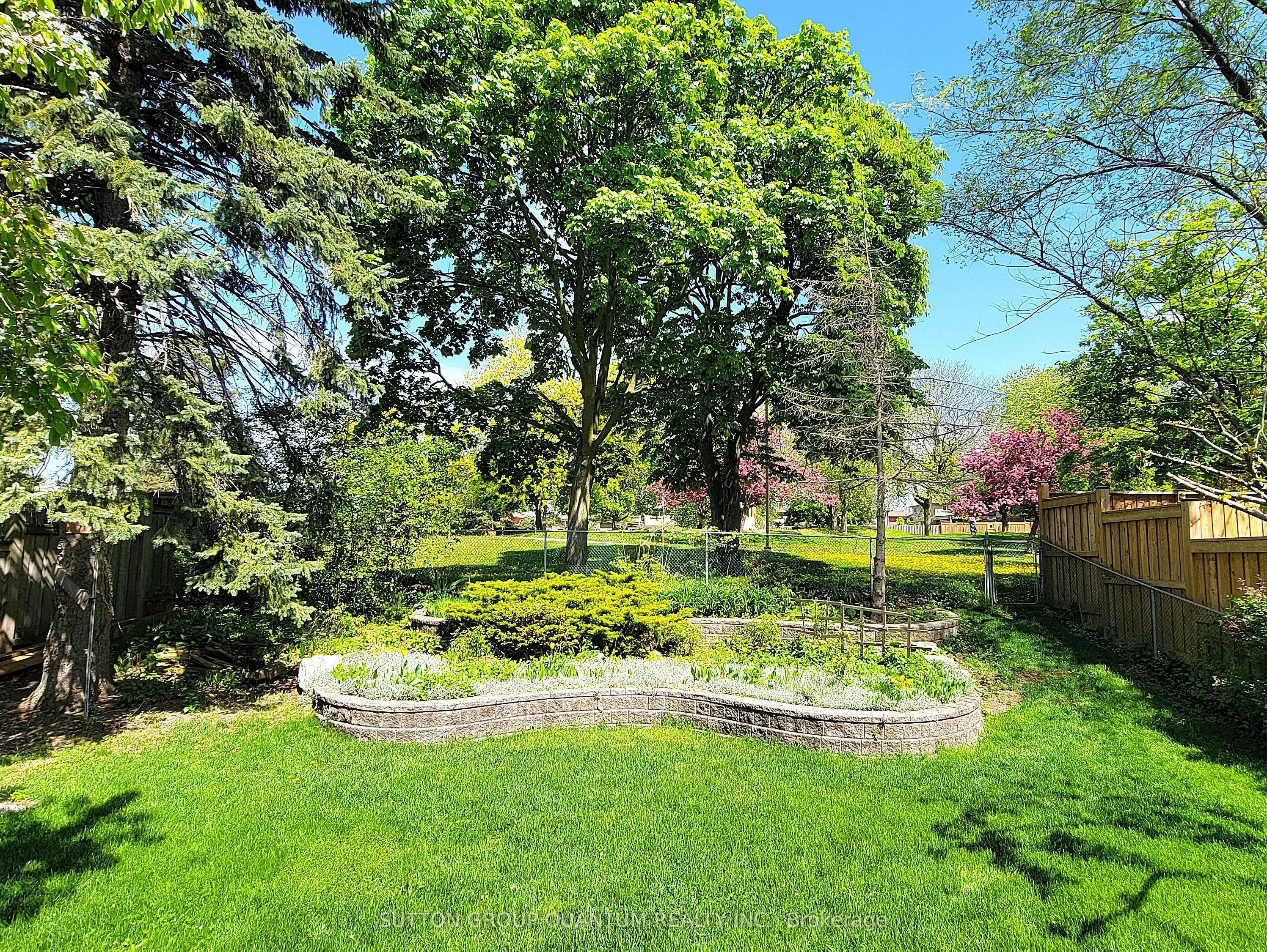 463 Lolita Gardens, Mississauga, ON L5A 2A8