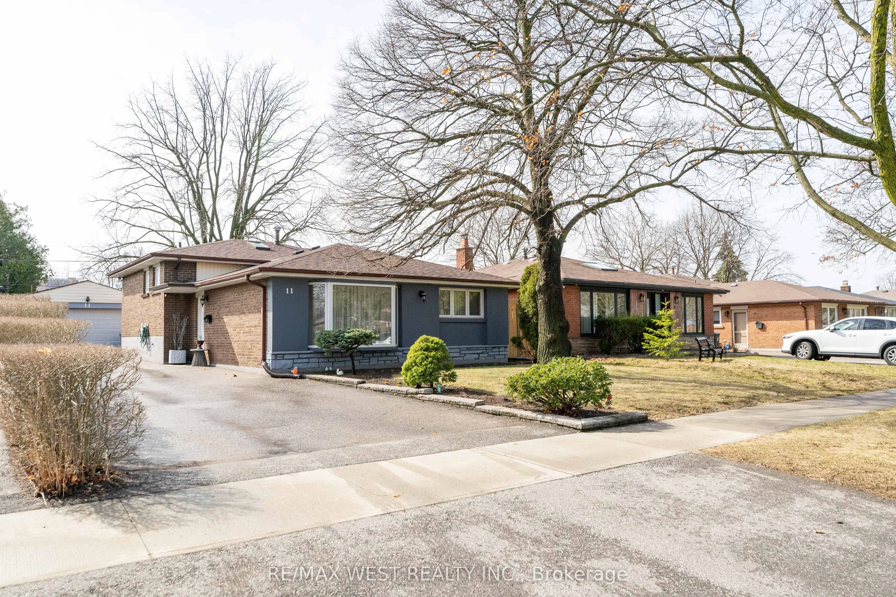 11 Farley Crescent, Toronto, ON M9R 2A5