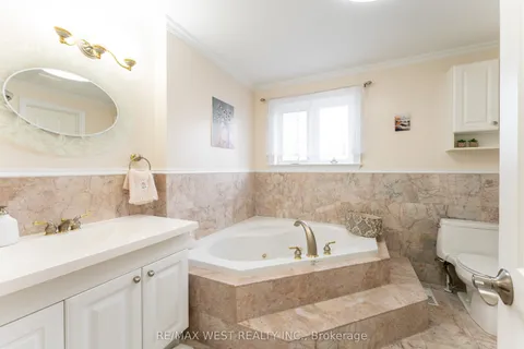 11 Farley Crescent, Toronto, ON M9R 2A5