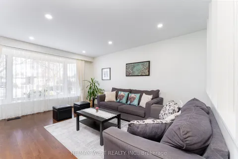 11 Farley Crescent, Toronto, ON M9R 2A5