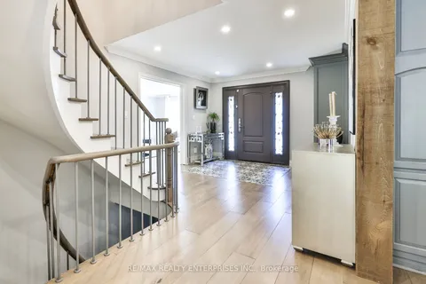 807 Indian Road, Mississauga, ON L5H 1R4