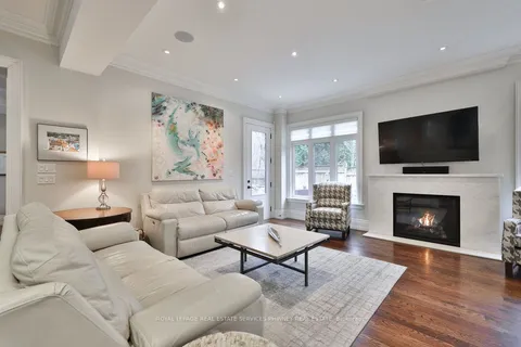 92 Pinetree Way, Mississauga, ON L5G 2R1