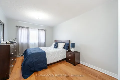 566 Leatherleaf Drive, Mississauga, ON L4Z 3Y6
