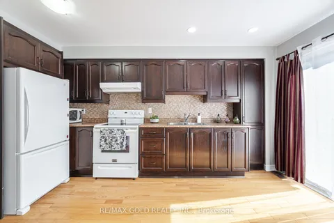 566 Leatherleaf Drive, Mississauga, ON L4Z 3Y6