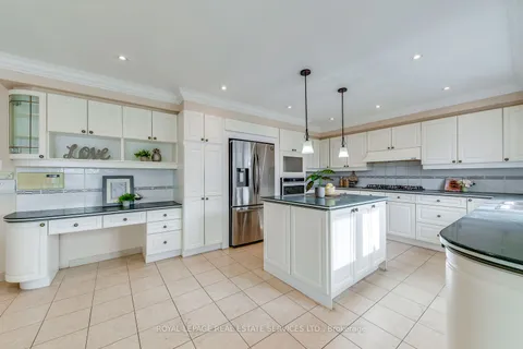 4538 Credit Pointe Drive, Mississauga, ON L5M 3L9