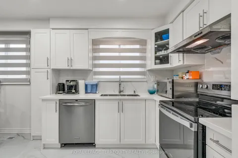 15 Madonna Gardens, Toronto, ON M9L 2T5