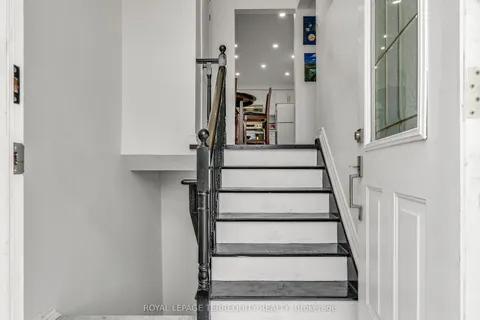 15 Madonna Gardens, Toronto, ON M9L 2T5