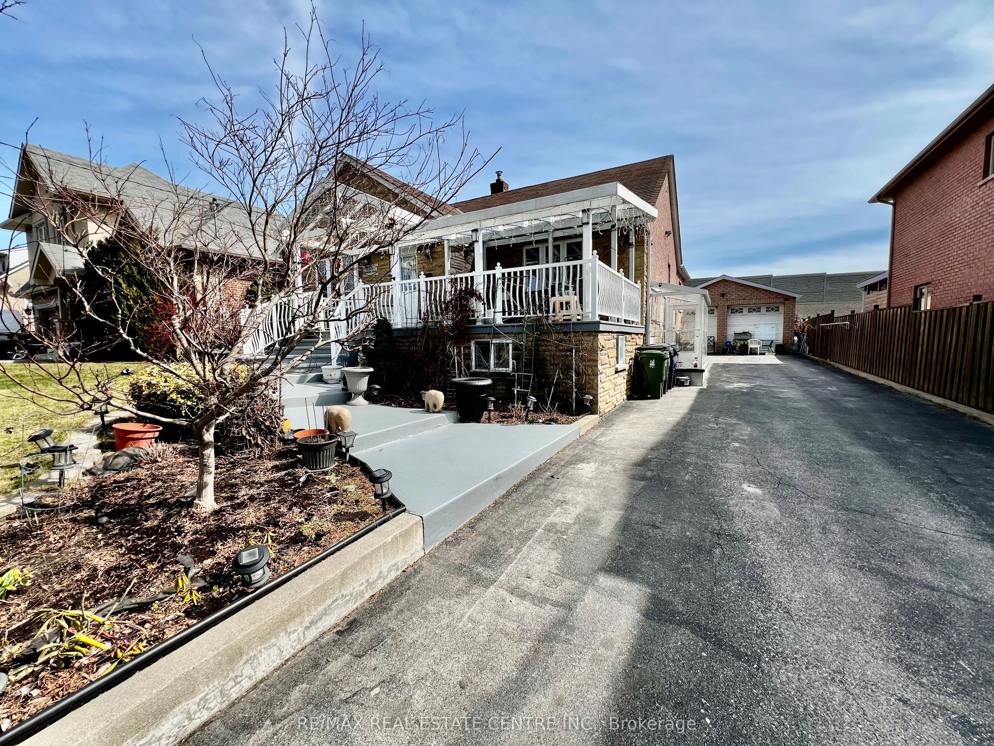 115 Downsview Avenue, Toronto, ON M3M 1E3