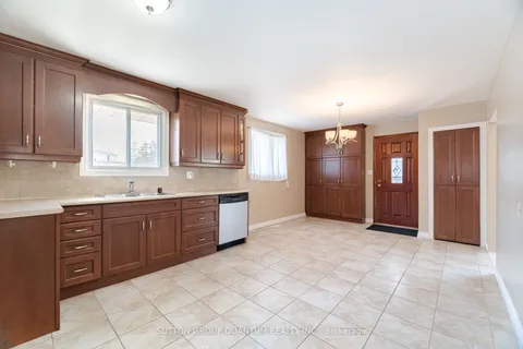 126 Angelene Street, Mississauga, ON L5G 1X2