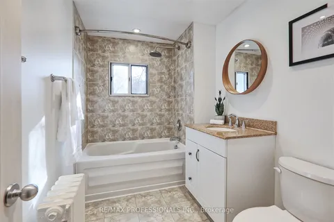 63 Guthrie Avenue, Toronto, ON M8Y 3L2