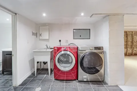 63 Guthrie Avenue, Toronto, ON M8Y 3L2