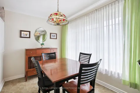 123 Vista Drive, Mississauga, ON L5M 1W2