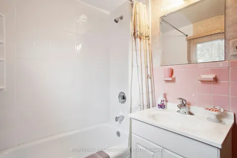 123 Vista Drive, Mississauga, ON L5M 1W2