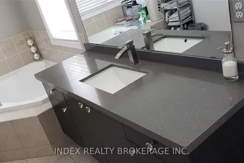 2 Seachart Place, Brampton, ON L6P 3E1
