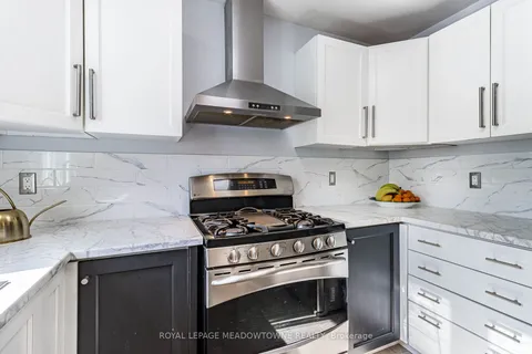 450 Oaktree Circle, Mississauga, ON L5W 1V5