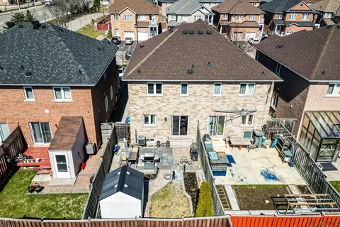 450 Oaktree Circle, Mississauga, ON L5W 1V5