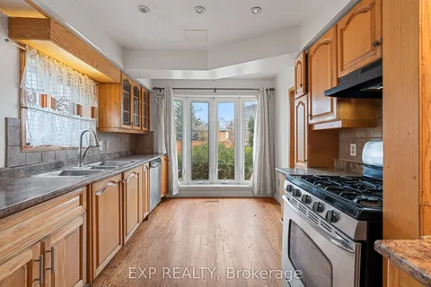 2210 Thorn Lodge Drive, Mississauga, ON L5K 1K2