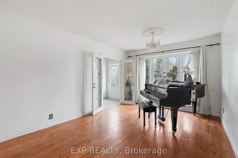 2210 Thorn Lodge Drive, Mississauga, ON L5K 1K2