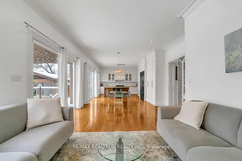 35 Yorkdale Crescent, Toronto, ON M9M 1C2