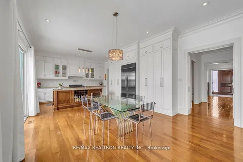 35 Yorkdale Crescent, Toronto, ON M9M 1C2