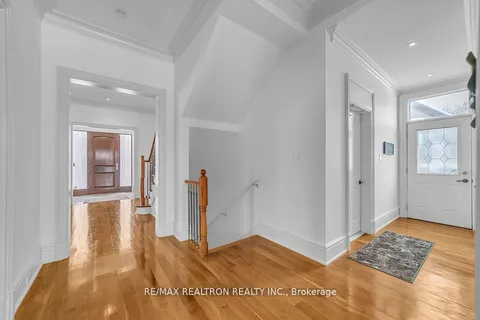 35 Yorkdale Crescent, Toronto, ON M9M 1C2