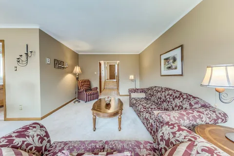6899 Darcel Avenue, Mississauga, ON L4T 2W7