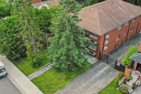 18 Thirty Third Street, Toronto, ON M8W 3G9