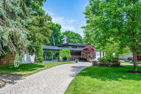 621 Sir Richard's Road, Mississauga, ON L5C 1A3