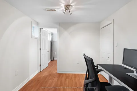 7 Mcmanus Road, Toronto, ON M9P 2J9