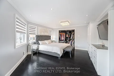 923 Bristol Road, Mississauga, ON L5V 2N9