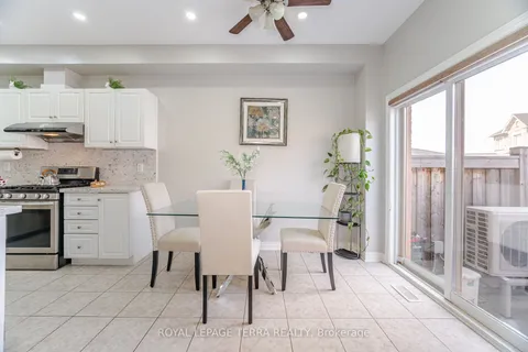 15 Versailles Crescent, Brampton, ON L6P 3J8