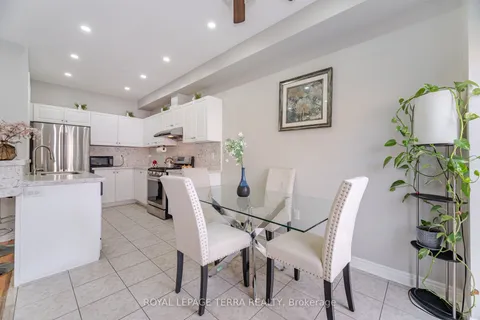 15 Versailles Crescent, Brampton, ON L6P 3J8
